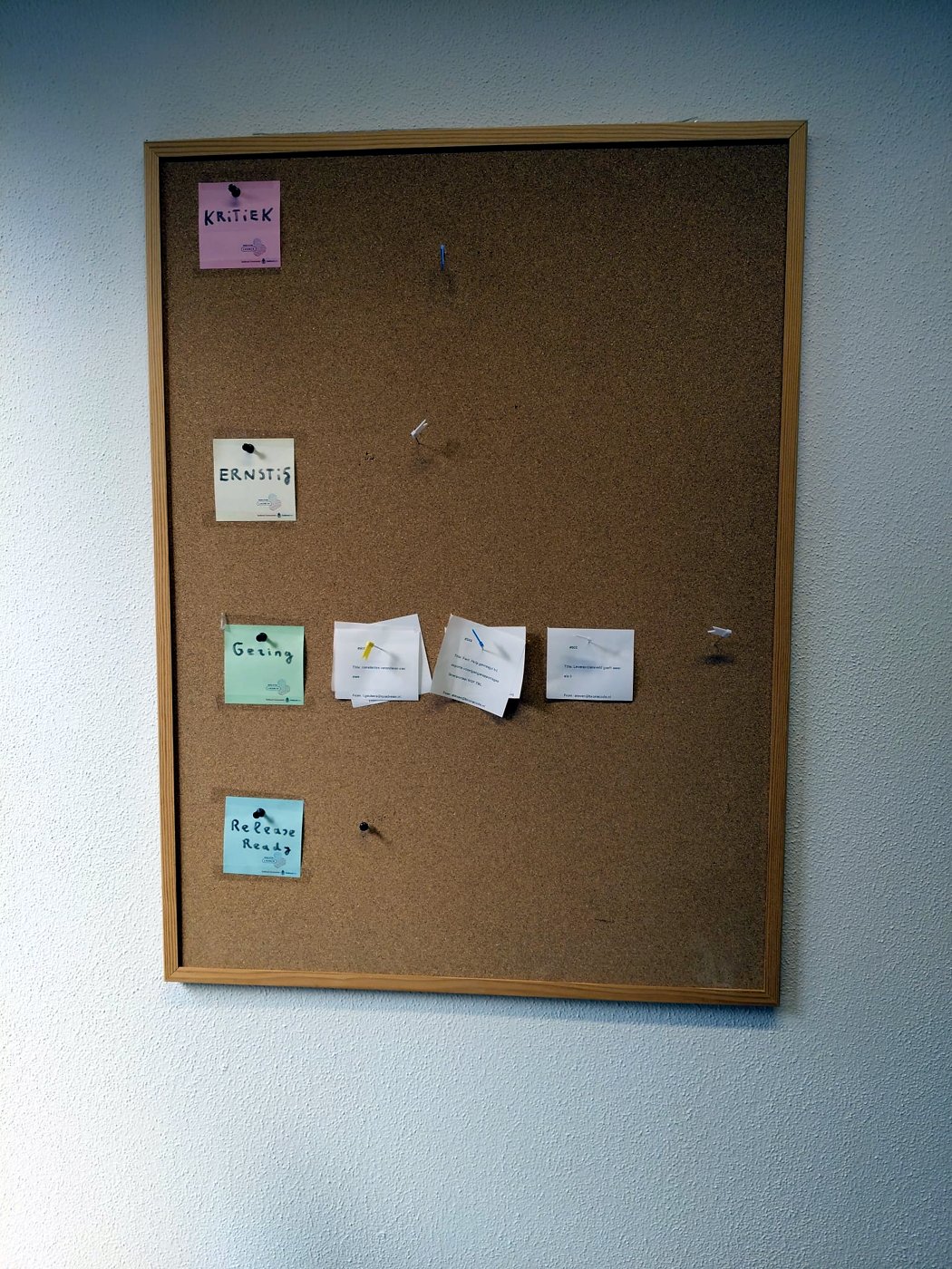 Pin board with coloured notes for the levels Critical, Severe, Small and Release Ready, with a few slips next to Small